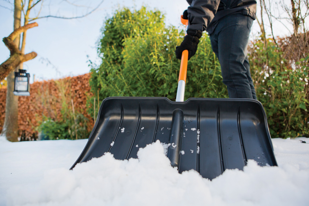 skreper-dlya-uborki-snega-fiskars-snowxpert_0.jpg